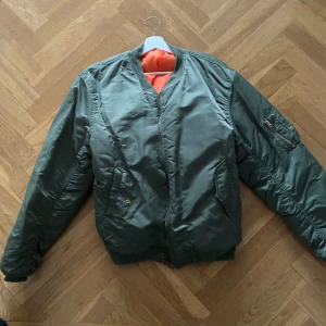 Vintage bomberjacka  - Fin vintage bomberjacka, den sitter overzised på mig som är 185, 