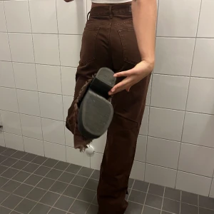 Pull & Bear jeans - Högmidjade jeans med slits från Pull & Bear, strl 36 🤍