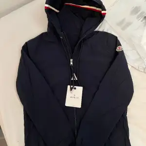 En splitterny Moncler windbreaker jacka. Fick den från kusiner i Frankrike🇫🇷. Stl M, passar L också.