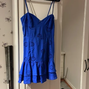 ZARA klänning! - Skit söt klänning från zara! Endast använd 1 gång men den har inga tecken på användning🥰 säljer då den inte kommer till användning! Skriv för fler bilder🥰köpt för 400