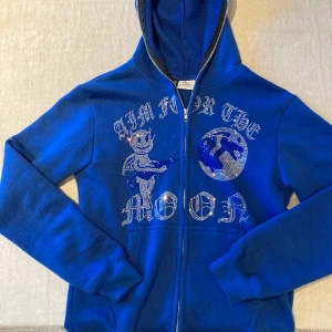 Rhinestone Hoodie (aim for the moon) - Hej! Säljer nu min rheinstone zip som inte används. Den är använd få gånger och är i väldigt bra skick. 