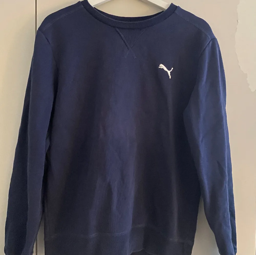 Fin marinblå sweatshirt från Puma. Hoodies.