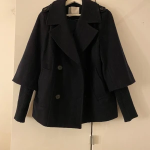 Co’couture jacka - Jättefin jacka från Co’couture (köptes för 2499kr). Den har trekvartsärm med insydda ärmar, väldigt stretchiga så får plats med tjocktröjan💗Aldrig använd
