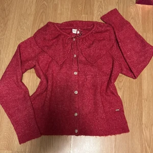 Kofta  - Suuuper fin rosa stickad kofta med jätte fina knappar💗Nedvikt kant vid axlarna. Står storlek L men den sitter ändå fint på mig som bär S, så länge man inte önskar att den ska sitta tight. För bilder eller frågor så hör av dig! ☺️