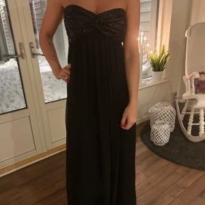 Snygg bandeauklänning - Supersnygg bandeauklänning med paljetter som passar perfekt för fest och nyår🥂! Aldrig använd med lappen kvar!! Skriv för fler bilder😚