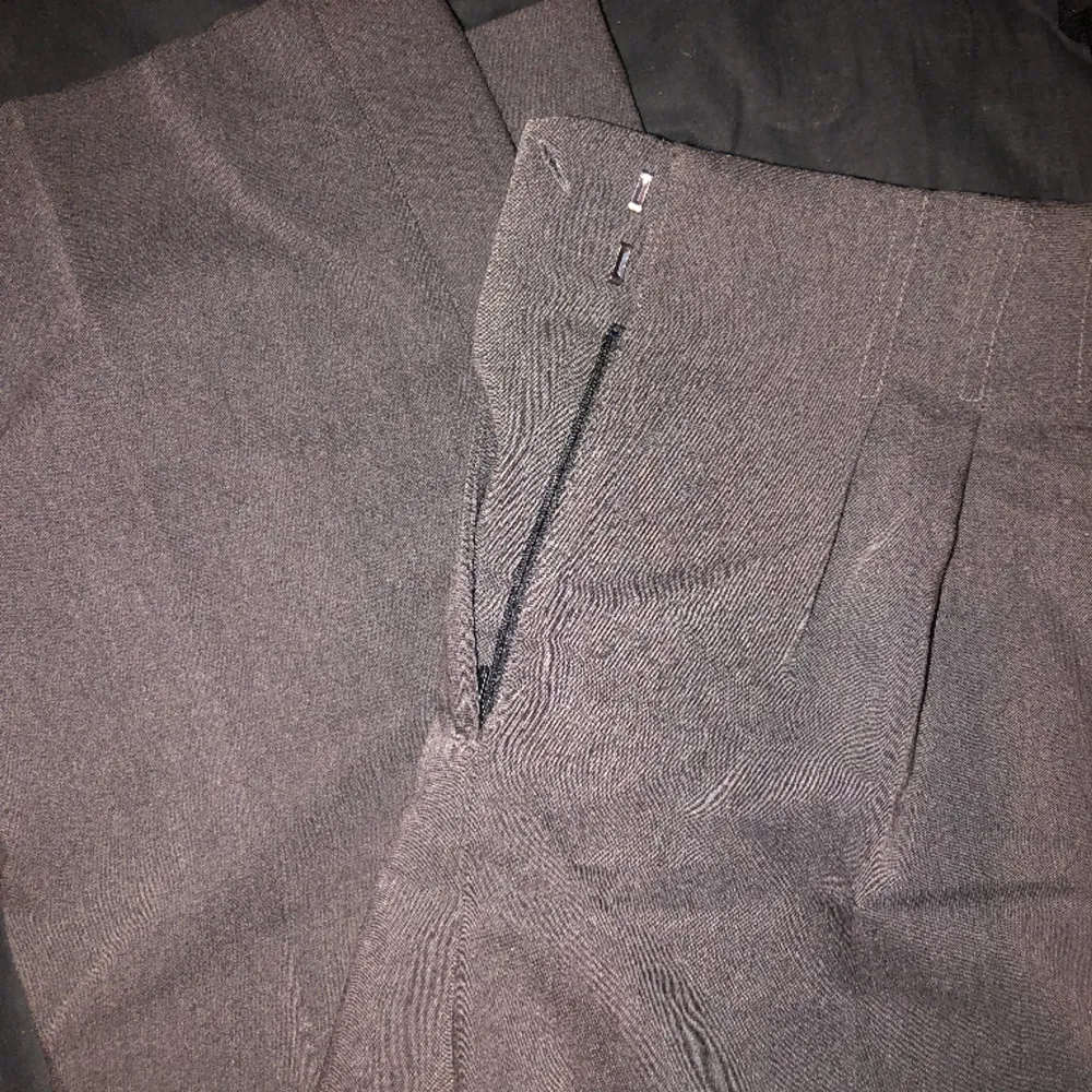 Supersnygga och bekväma grå vida kostymbyxor! Helt oanvända . Jeans & Byxor.