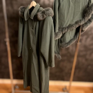 Kashmir, mink, Skandinavien Look - Hej  Säljer en fin kappa i Kashmir, med minkpäls från Skandinavien Look. Mycket fint skick. Vintage. Passar M/L. Givetvis äkta. Medföljer en kape för Axlarna 