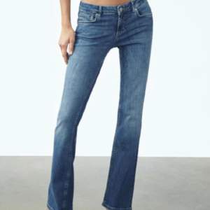 Säljer mina populära Low waist zara jeans som är slutsålda! Super fint skick förutom att de är pytte lite slitna vid benen men inte mycket alls! Säljer då de inte kommer till användning❤️