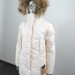 North face jacka - Den är helt ny tänkte sälja den då den är lite för stor på mig jag fick den i present. Etiketten är på och den har aldrig använts. Originalpriset är 4500kr stor rabatt då den är helt ny.