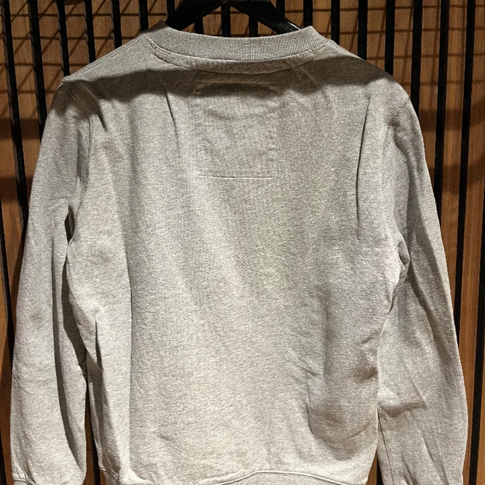 Säljer en mycket stilig Morris sweatshirt i färgen grå!🤩 passar parfekt att ha över en skjorta! Storlek s! Säljer den för 350kr passar det inte, kom då med bud!😁. Tröjor & Koftor.
