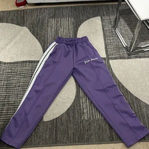 Lila Palm angels - Hej! Jag har använt byxorna cirka 1-2 månader. Storleken är S. Perfekt till vintern med en fin färg!  Pris kan diskuteras.