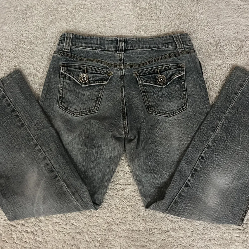 Ursnygga blå-gråa Lowaist bootcut jeans med coola bakfickor. Väldigt fint skick! Står inte storlek men passar mig perfekt som brukar ha strl 36. Innerbenslängden är ca 65 cm och midjemåttet är ca 37 cm💓. Jeans & Byxor.