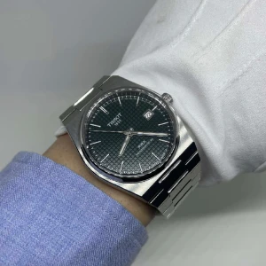 TISSOT PRX POWERMATIC 80 - Vi på Resello säljer nu denna helt nya Tissot PRX Powermatic 80 40 MM i Grön. Klockan har två års garanti och är köpt på stjärnurmakarna i Nacka, kvitto och originalhandlingar finns.  Nypris 9095:- Vårt pris 6899:- Skriv vid frågor eller funderingar!