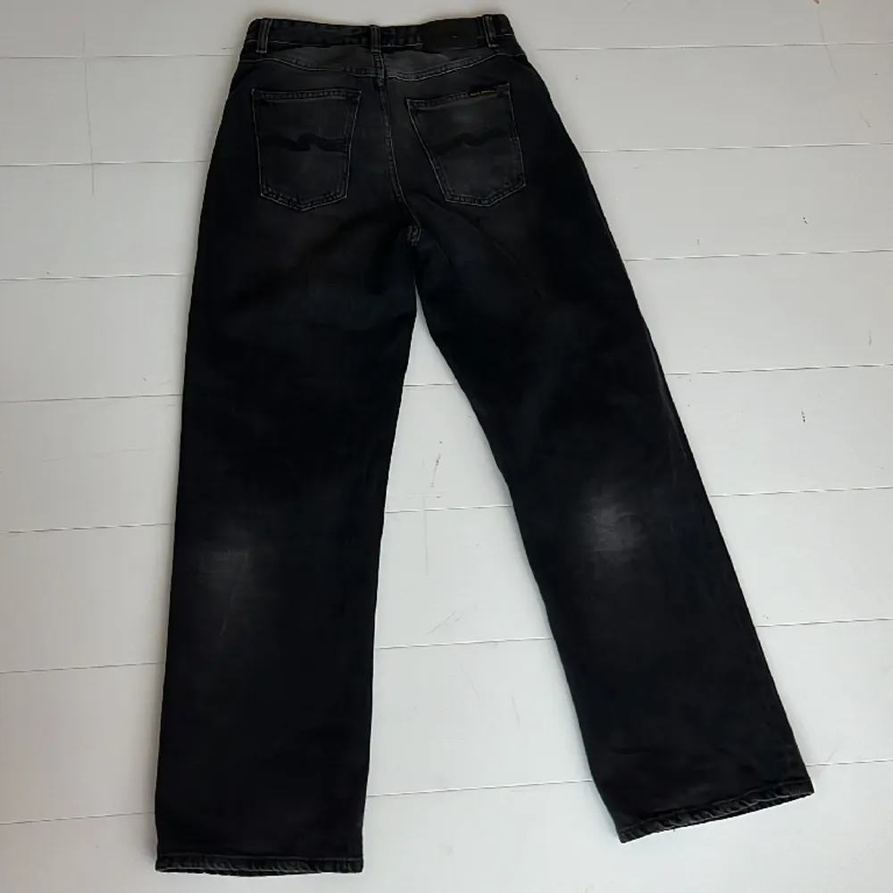 Sköna jeans i snygg svart färg. Nudie jeans modell Clean Eileen i färg Shimmering black.  Storlek 28/30 Endast använda ett fåtal gånger. Som nya. . Jeans & Byxor.