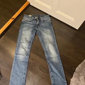 Levis 511 - Levis 511 i bra skick! Sparsamt använda. Storlek W28 L32