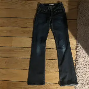 Jätte fina levis jeans som tyvär börjar bli för små. För fler bilder skriv privat💗storlek 24 men passar mig helt ok som brukar vara 32/30