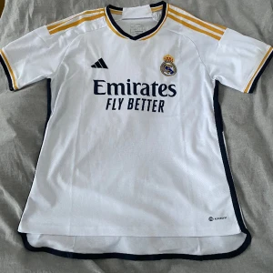 Real Madrid hemaställ 2023/2024 - Oanvänd, skick 10/10, taggar finns på