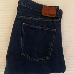 Premium jeans med selvage gjorda av ett svenskt märke i Italien.  Benlängd: 75 cm Midja: 36 tum Pris: 400 Nypris: runt 2200 Modell: M2 Regular Tvätt: Authentic aged Material: 100% bomull