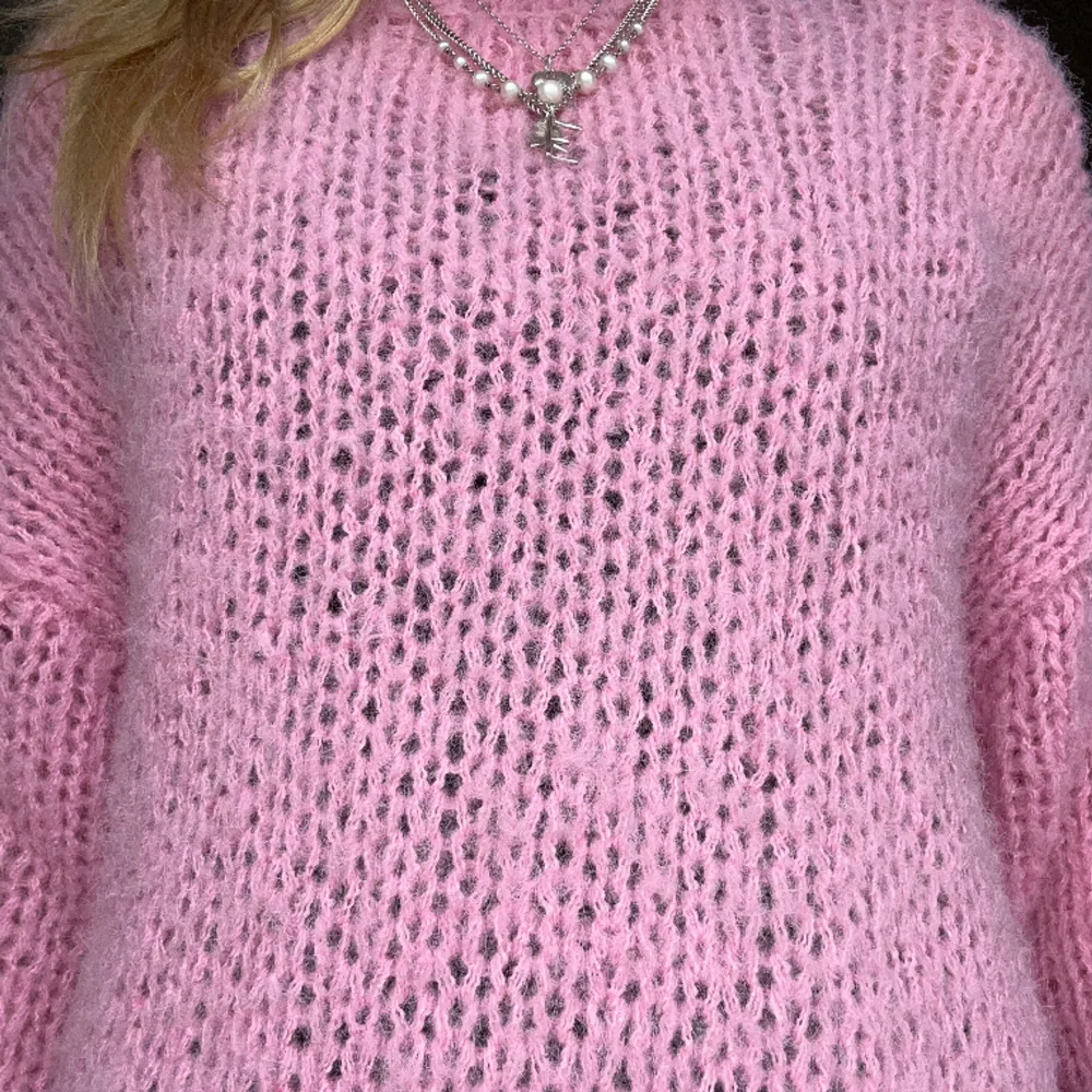 Skitsnygg rosa tröja från Vero Moda! Nypris 500 kr och bara använd ett fåtal gånger. Funkar som en jättebra julklapp eller till sig själv! Lätt att styla också!!!💕💕💕köpare står för frakt. . Stickat.