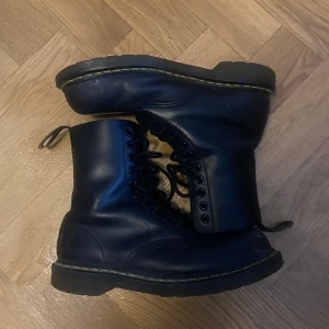 Dr Martens kängor  - Skorna är endast använda en vinter