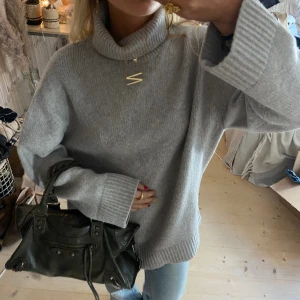 Tröja - SUPER snygg stickad tröja, jätteee bra kvalitet!! 