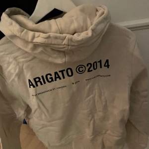Säljer denna Axel arigato hoodie i strl xs. Använd fåtal gånger men blivit för liten för mig tyvärr..