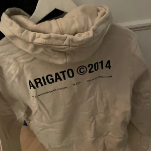 Axel Arigato Hoodie - Säljer denna Axel arigato hoodie i strl xs. Använd fåtal gånger men blivit för liten för mig tyvärr..