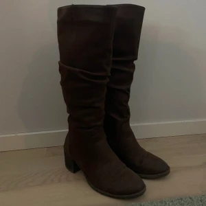 Boots - Säljer dem här jätte jättefina stövlarna. Köpte dem för 799kr. Dem är fortfarande väldigt fint skick i lädret, den ända ”större” märket är på hälen. Men jag tror att det är relativt enkelt att fixa❤️