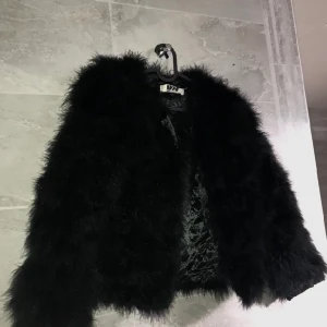 Svart pälsjacka - Så fin pälsjacka💕 knappt använd! Första bilden är lånad💕💕