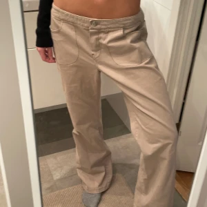 Lowrise - Cargo lowrise beige (perfekt för en sommarkväll/ men funkar även nu på höst/vinter) ❤️ säljer då de är för stora..