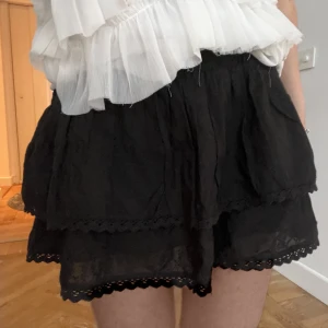 Så fin volangkjol  - Så fin volangkjol från neo noir, liknar isabel marant 🖤köpt för 800 på jackie och aldrig använd