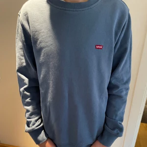 Blå levis tröja  - Blå levis sweatshirt, modell standard. Storlek Xs  Oanvänd 