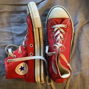Converse skor - Jätte fina röda Converse i storlek 35 men passar som en 36!! De är i väldigt fint skick! Skriv vid frågor eller intresse😊