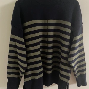 Stickad tröja från Zara  - Finstickad tröja, grön och marinblå, från Zara. Superskönt material, mkt snygg till jeans 