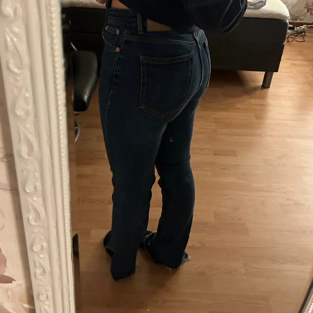 Mörkblå high waist jeans från zara med slits vid benen! Säljs pågrund av att jag inte längre använder högmidjat. Inga synliga defekter, har klippt längden så den passar mig, är ca 162cm. Jeans & Byxor.