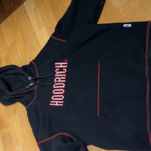 Hoodrich hoodie (limited edition för kvinnor) - Jag säljer denna hoodie då jag knappt har någon användning av den. Tror jag köpte den för ungefär 700 i JD men jag sänker priset till 220.