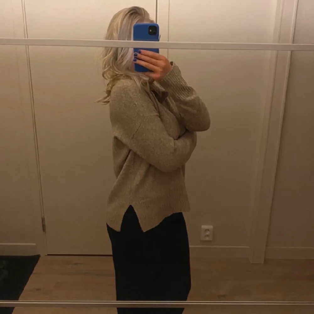Jättefin skön stickad tröja, använd några gånger men inga tecken på användning och har en jättefin slits på sidan av tröjan (kolla bilderna) 💓 Storleken är xs-s. . Neuleet.