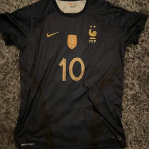 Fotbollströja  - Mbappe tröja i storlek Xl men passar nästan bättre i L