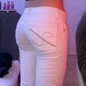 Skit snygg vita jeans från Zara, säljer pga att den har blivit för små. jag är 165cm. Skriv för fler bilder eller frågor💕