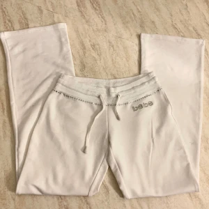 Bebe mjukisbyxor   - I stolek m från märket bebe! Jätte snygga och bra kvalitet förutom en liten fläck på baksidan på nedre benet som du kan se i bild 3. Vita med rhinestones väldigt bekväma! 🤍lowwaisted