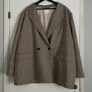 Kavaj - En mönstrad kavaj jag köpt på H&M. Använd två gånger av mig! Storlek XXL. 