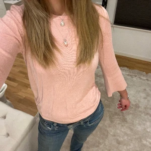 Super najs tröja🩷 - Jätte skön tröja med korta utsvängda armar. Lite skrynklig på bilden💛🩷