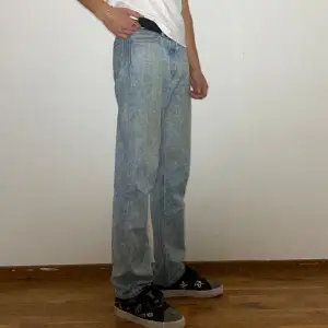 Ljusblåa jeans med blekt mönster