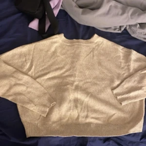 stickad tröja - fin beige stickad tröja🙈🙈