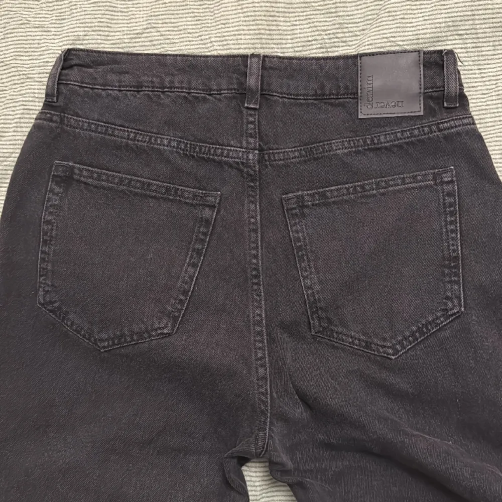 Svarta jeans från BikBok. De är i en vidare rak modell. Storlek 30, längd 32. Aldrig använda. . Jeans & Byxor.