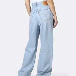 Helt nya och oanvända jeans! Superfina men för stora på mig.. 🥰 250kr + ev frakt. De är i storlek 29 och är relativt långa i benen. 