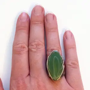 Vacker ring med stor grön sten  Troligen agat  Ca 17 mm i diameter 