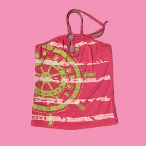 HALTER TOP - y2k halter top med tryck  Står ej storlek med är själv en s-m och tycker den sitter bra.  Skriv gärna för mer frågor om mått 