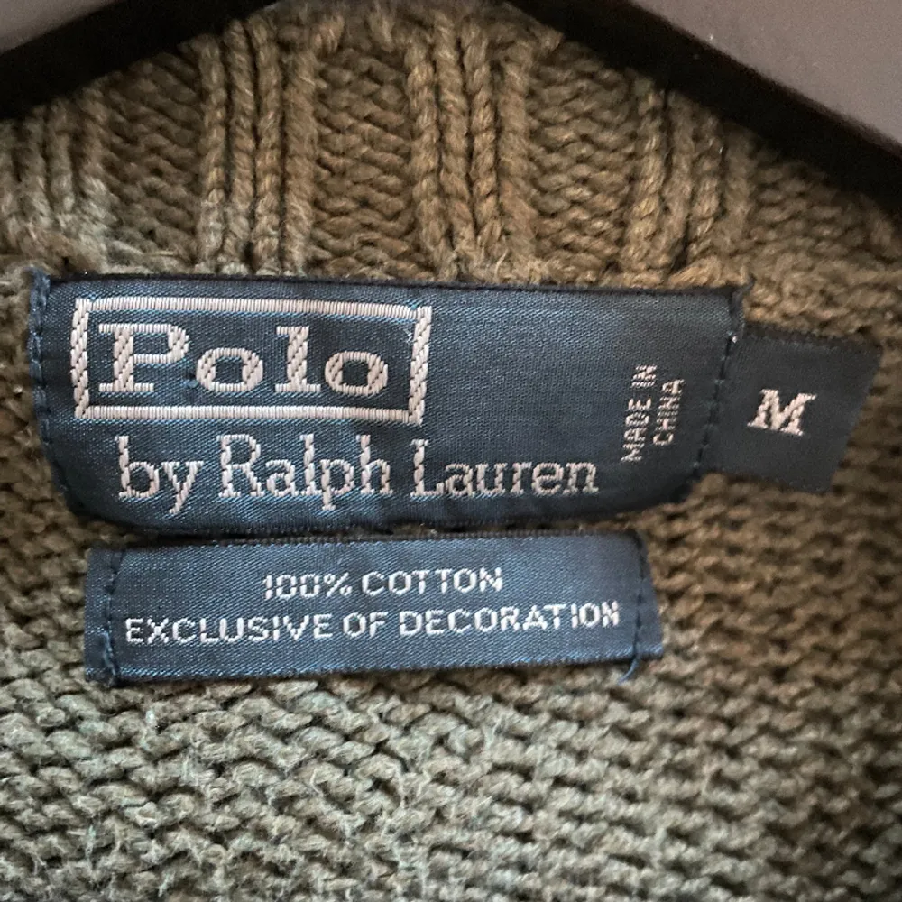 Stickad Ralph Lauren tröja Mörkgrön med röd logga . Stickat.