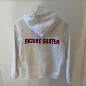 Konståknings hoodie⛸️ - Säljer en vit hoodie med trycket figure skater som betyder konståkare. Säljer pågrund av att den är förliten. Använd ganska många gånger och är ganska tunn i materialet. Skriv för fler frågor eller bilder⛸️💘